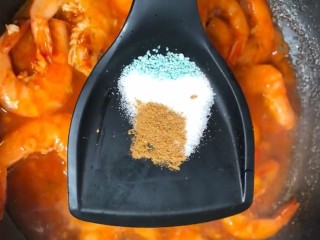 9、茄汁大虾,放盐，鸡精，十三香，生抽大火煮两分钟