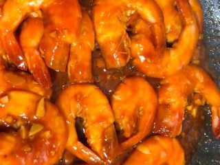 10、茄汁大虾,大火收汁出锅装盘