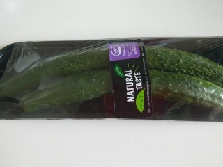 2、凉拌黄瓜卷,黄瓜两条。