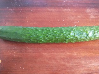 3、凉拌黄瓜卷,黄瓜洗干净切去两头。