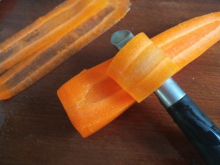 7、凉拌黄瓜卷,在刮胡萝卜片。