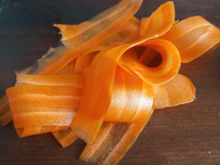 8、凉拌黄瓜卷,胡萝卜刮好不能直接卷,很脆。