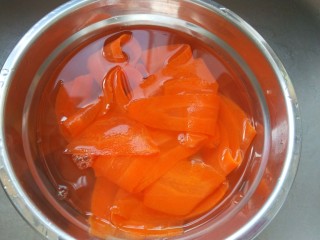 11、凉拌黄瓜卷,在洗去盐味儿。