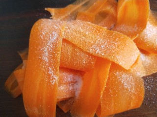 9、凉拌黄瓜卷,要先撒上盐抓均匀。