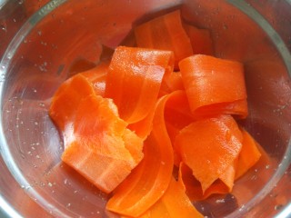 10、凉拌黄瓜卷,放入盆中淹几分钟。