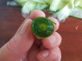 12、凉拌黄瓜卷,黄瓜直接就可以卷成小卷。
