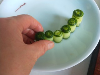 13、凉拌黄瓜卷,摆放盘中。