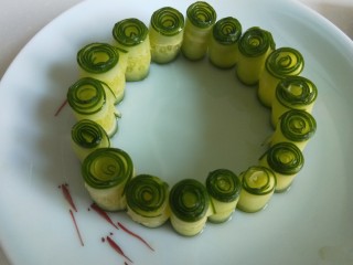 14、凉拌黄瓜卷,摆放一圈。