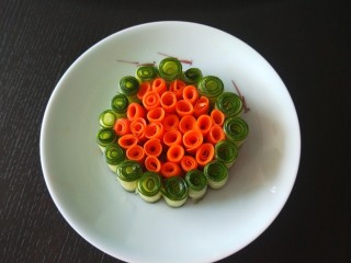 15、凉拌黄瓜卷,中间放胡萝卜卷。