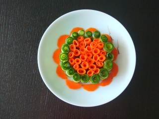 16、凉拌黄瓜卷,剩下的胡萝卜切半圆片放一圈。