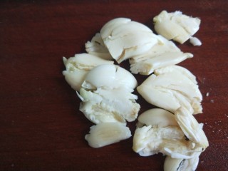 17、凉拌黄瓜卷,大蒜拍扁剁碎。