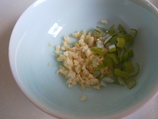 18、凉拌黄瓜卷,放入碗中,加入葱花。