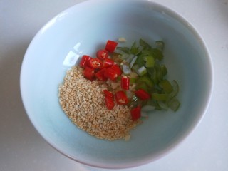 19、凉拌黄瓜卷,加入小米辣,熟芝麻。