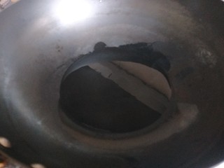 20、凉拌黄瓜卷,锅中倒入适量油烧热。