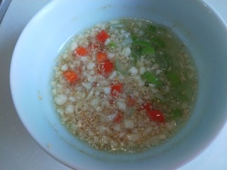 21、凉拌黄瓜卷,在把热油浇入碗中。