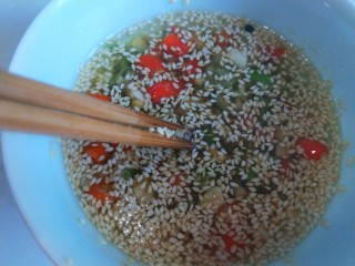 22、凉拌黄瓜卷,在加入生抽,醋,白糖,鸡精,盐,香油。搅拌均匀。