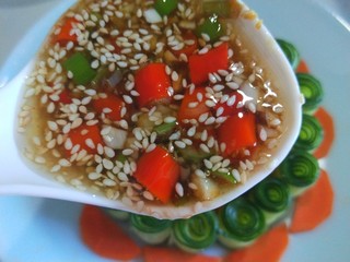 24、凉拌黄瓜卷,在把汁油撒在黄瓜卷上。