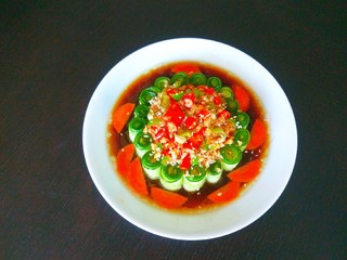 25、凉拌黄瓜卷,一道美美味凉拌黄瓜卷做好了。