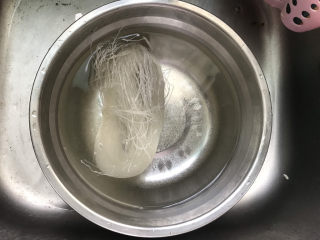 1、蒜蓉粉丝蒸金针菇,先把粉丝泡软