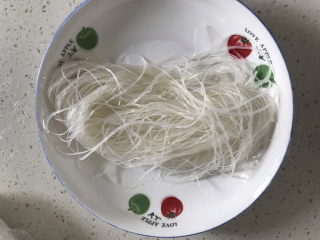 2、蒜蓉粉丝蒸金针菇,然后把粉丝放在盘内