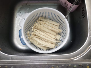 3、蒜蓉粉丝蒸金针菇,金针菇撕成小块洗干净沥干水份