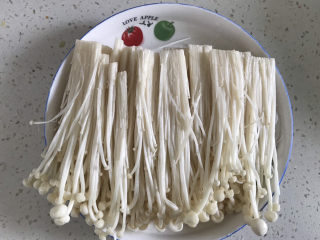 4、蒜蓉粉丝蒸金针菇,把金针菇把在粉丝上面