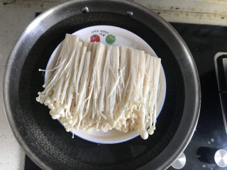 5、蒜蓉粉丝蒸金针菇,冷水上锅蒸10分钟