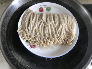6、蒜蓉粉丝蒸金针菇,时间到了蒸好了