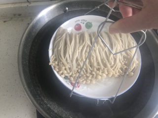 7、蒜蓉粉丝蒸金针菇,取出来
