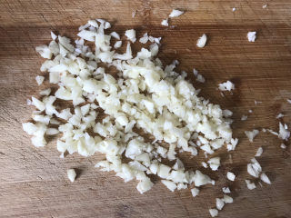 8、蒜蓉粉丝蒸金针菇,剁点蒜末