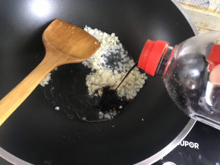 11、蒜蓉粉丝蒸金针菇,加入生抽