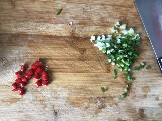 9、蒜蓉粉丝蒸金针菇,切点葱花和辣椒