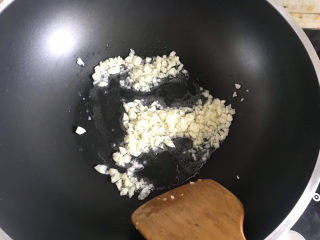 10、蒜蓉粉丝蒸金针菇,起锅热油下入蒜末，小火炒