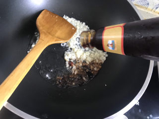 12、蒜蓉粉丝蒸金针菇,加入蚝油