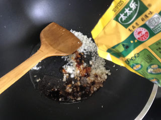 14、蒜蓉粉丝蒸金针菇,加入适量鸡精