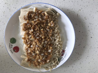 15、蒜蓉粉丝蒸金针菇,炒好后淋在金针菇上面