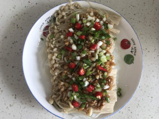 16、蒜蓉粉丝蒸金针菇,撒上葱花和辣椒