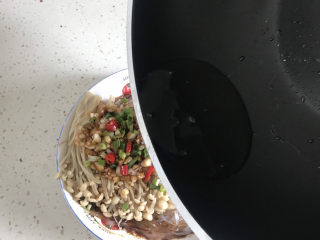 19、蒜蓉粉丝蒸金针菇,油热淋在金针菇上面