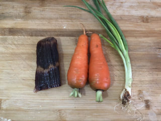 1、胡萝卜炒腊肉,准备所需食材