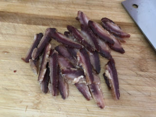 2、胡萝卜炒腊肉,把腊肉洗洗切片