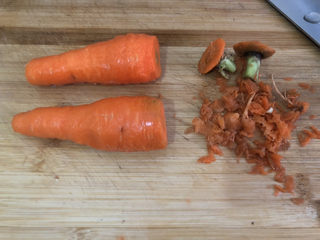 3、胡萝卜炒腊肉,胡萝卜去皮，处理一下