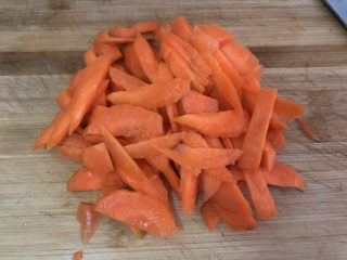 4、胡萝卜炒腊肉,切小片