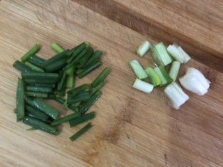 5、胡萝卜炒腊肉,葱切小段，葱白叶分开