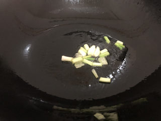 7、胡萝卜炒腊肉,下葱白爆一下