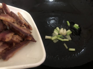 8、胡萝卜炒腊肉,再下腊肉