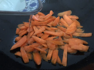 11、胡萝卜炒腊肉,加入少许水煮三分钟左右