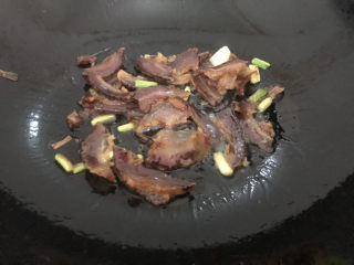 9、胡萝卜炒腊肉,翻炒一下盛出，留油