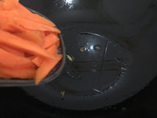 10、胡萝卜炒腊肉,下胡萝卜翻炒一下