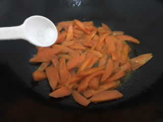 12、胡萝卜炒腊肉,然后下盐