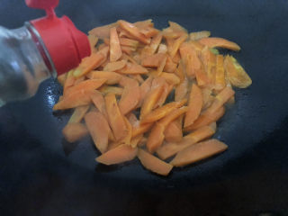 13、胡萝卜炒腊肉,再下少许生抽翻炒均匀